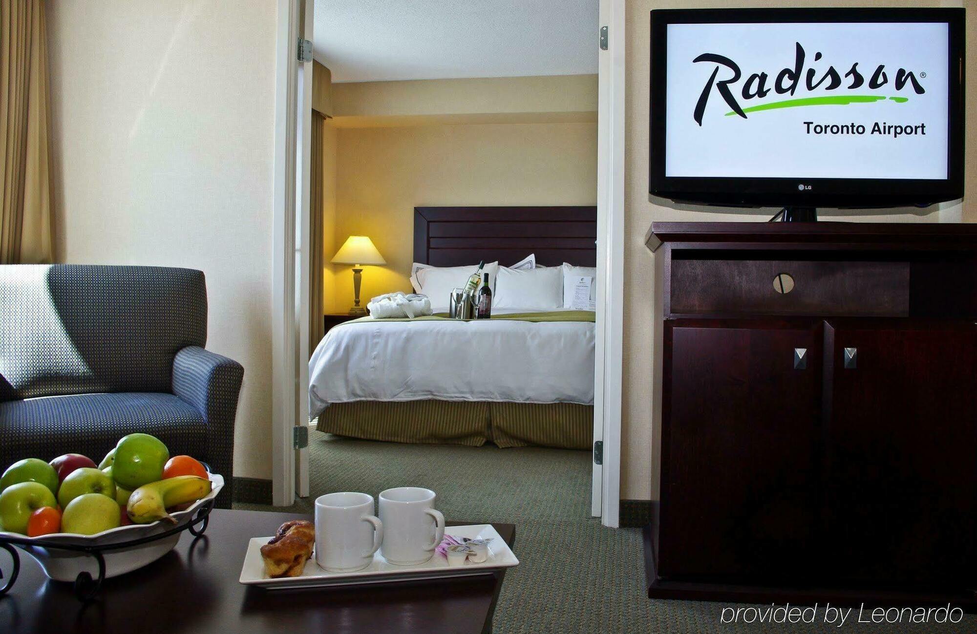 Radisson Suites Hotel Toronto Airport Exterior foto